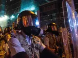 Policías antidisturbios contienen las protestas en Hong Kong.