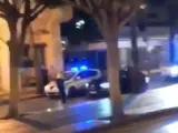 Un agente de la Policía Local de Marbella intercepta a un vehículo que acelera y casi le atropella.