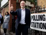 El líder del Partido Laborista, Jeremy Corbyn, sale de un colegio electoral tras ejercer su derecho al voto en las elecciones europeas, en Londres (Reino Unido).