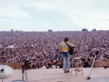 El cantautor John Sebastian tocando en el Festival de Woodstock de 1969