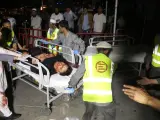 Un herido en un ataque suicida en una boda en Kabul es atendido por servicios sanitarios.