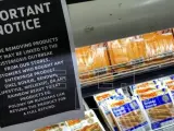 Una nota informativa, en la sección de carnes procesadas en un supermercado de Ciudad del Cabo (Sudáfrica).