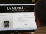 Un usuario navega por la página web de la "La Mechá", causante de un brote de listeriosis, y que sigue ofreciendo en su versión online los productos retirados.