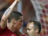 Fernando Torres y Andrés Iniesta celebran el gol del fuenlabreño ante Bolivia en Sevilla.