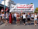 Limpiadoras y camareras de piso de hotel durante el primer día de huelga convocada por las 'kellys' de Ibiza y Formentera.