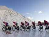 El equipo AG2 R La Mondiale, durante su participación en la primera etapa de La Vuelta 2019, en Torrevieja.