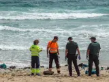 Efectivos del 112 de la Región de Murcia y agentes de la Guardia Civil buscan restos del aparato que se ha estrellado cerca de la playa de La Manga, y en el que ha muerto el piloto del aparato.