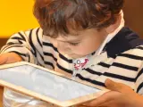 Un niño utilizando una tablet.