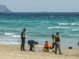 Efectivos del 112 de Murcia y agentes de la Guardia Civil buscan restos del C-101 del Ejército del Aire estrellado en aguas de La Manga del mar Menor.
