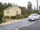Vista general de una carretera equipada con paneles solares durante su inauguración, por el ministerio francés de Ecología, en Tourouvre au Perche, Francia.