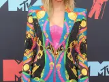 La cantante estadounidense Taylor Swift, con una original conjunto de chaqueta con pedrería, a su llegada a la alfombra roja de los MTV Video Music Awards 2019.