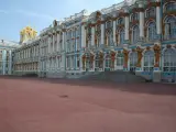 La Villa de los Zares fue la residencia de la familia imperial rusa. Es un conjunto de palacios y parques espectaculares y una de las grandes joyas del patrimonio ruso. En 2018 recibi&oacute; la visita de 3,7 millones de personas, lo que le sit&uacute;a en decimoquinto lugar.