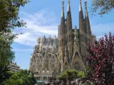 Es una basílica católica que fue diseñada por el arquitecto Antoni Gaudí y que fue iniciada a finales del siglo XIX, estando todavía en construcción. Cuando esté finalizada será la iglesia católica más alta del mundo. En 2018 recibió a 4,5 millones de personas.