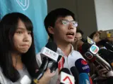 Los líderes del partido hongkonés Demosisto, Agnes Chow y Joshua Wong.