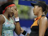 Naomi Osaka consuela a Cori Gauff tras eliminarla en el US Open.