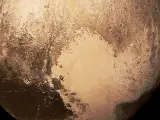Esta vista a color de este planeta enano situado en los confines del Sistema Solar fue tomada en el año 2015 por una misión de la Nasa.