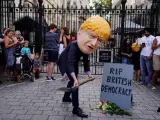 Protestas en el 10 de Downing Street por la decisi&oacute;n de Boris Johnson.