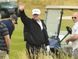 El presidente estadounidense Donald Trump juega al golf, en una imagen de archivo.