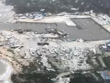 Barcos en un puerto de Bahamas arrasados por el paso del huracán Dorian, en una imagen aérea.