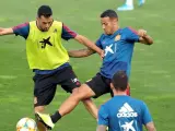 Busquets y Thiago disputan un balón durante una sesión en la concentración de la Selección.