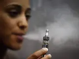 Una mujer con un cigarrillo electrónico.