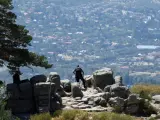 Un agente del equipo de rescate en montaña en la zona de los Siete Picos, donde se busca a la exesquiadora española Blanca Fernández Ochoa.
