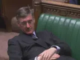 Revuelo en Reino Unido por la actitud del diputado Jacob Rees-Mogg, al tumbarse en la bancada del Gobierno y echarse la siesta en el Parlamento durante el debate clave del Brexit.