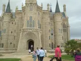 Palacio De Gaud&iacute; De Astorga. Visitantes Durante Uno De Los D&iacute;as De La &Eacute;poca Estival En El Palacio De Gaud&iacute; De Astorga (Le&oacute;n).