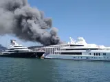 Incendio en el puerto de Barcelona.
