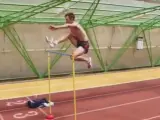 El exsaltador sueco y campeón olímpico en Atenas 2004 Stefan Holm, demuestra que sigue en plena forma al realizar una increíble serie de saltos sobre vallas de 1,80 metros de altura.