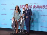 El defensa del Real Madrid Sergio Ramos y su esposa, Pilar Rubio junto a sus hijos posan a su llegada a la presentación de la serie original de Amazon 'El Corazón de Sergio Ramos'.