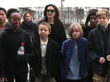 Angelina Jolie junto a sus hijos en París en enero de 2018.
