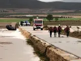 Los bomberos rescatan el vehículo en Caudete (Albacete), en el que dos hermanos, de 51 y 61 años han muerto arrastrados por la riada producida tras el paso de la DANA.