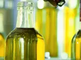 Botellas de aceite de oliva en una planta de envasado.