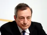 Draghi mira al infinito tras la reunión del BCE en Vilnius (Lituania).