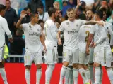 Los jugadores del Real Madrid celebran uno de los goles frente al Levante.