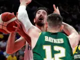 Nando de Colo enfoca a canasta ante Aron Baynes en el Francia - Australia del Mundial de baloncesto.
