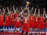La selección española levanta el título de campeones del mundo de baloncesto.