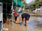 Varias personas intentan coger sus cosas tras inundarse el Camping de Cabo de Gata Níjar de Almería por las intensas lluvias.
