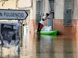 Vecinos de la población Dolores (Alicante) siguen con las tareas de limpieza tras la gota fría y el desbordamiento del río Segura.