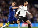 Parejo presionado por Jorginho en el Chelsea - Valencia.