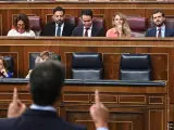 El presidente del Gobierno en funciones, Pedro Sánchez (de espaldas), responde al líder del PP, Pablo Casado, en el Congreso.