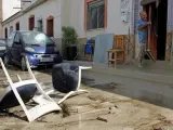 Vecinos de Almoradí (Alicante) afectados por el desbordamiento del río Segura limpian sus casas y calles tras el paso de la gota fría.