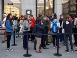 Cola ante la tienda Apple de Puerta del sol de Madrid para hacerse con el nuevo iPhone 11.