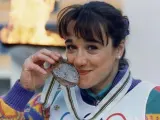 Blanca Fernández Ochoa besa la medalla de bronce olímpica en Albertville'92.