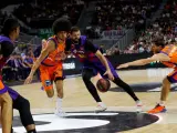 Nikola Mirotic entra a canasta rodeado por jugadores del Valencia Basket.
