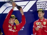 Sebastian Vettel y Charles Leclerc, en el podio del GP de Singapur.