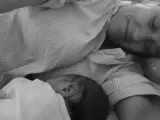 Tania Sánchez, con su hijo recién nacido, Ernesto.