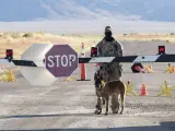 Un solo agente militar y su perro especializado fueron suficientes, apostados en la entrada a la base, para evitar que alguno de los asistentes quisiera ingresar al lugar.