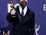 Peter Dinklage, con el premio Emmy 2019 al mejor actor de reparto por su papel en la serie 'Juego de Tronos'.